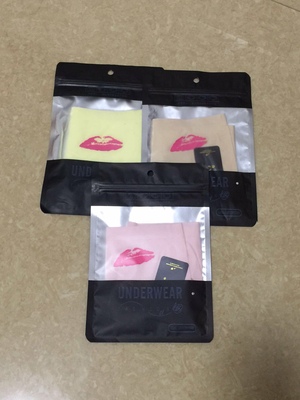 冰丝无痕，超薄透气，柔软弹性好，穿着无束缚感。购买的三条是正品，里衬有红唇印，遇热就会消失，另外随机送的两条黑色，质量比较差，无任何红唇印。