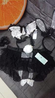 收到快遞馬上開來看，蕾絲還不錯哦，不是會刺皮膚的那種。很滿意～