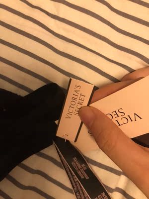 首先是吊牌 原本的价格被斯了了 后面一张牌补上的 买设计了 质量特别差 根本不值这个价钱 全部是线头 特别差