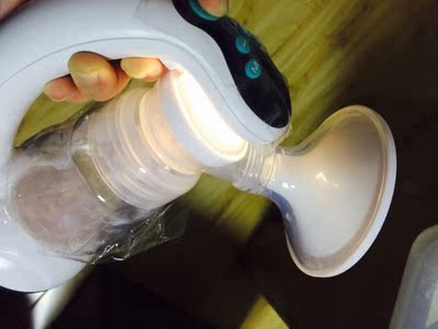 现在怀孕9个月，先囤着，哈哈哈，有小夜灯，而且有8档调节，有按摩和催奶两个模式，还送了果汁瓶，店家人超好，很耐心，看中这款很久了，等之后用过再来追评