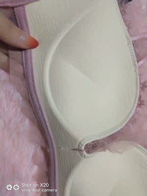 宝贝收到了，试穿了一下，面料舒适，半杯型的，穿着很聚拢，杯面是刺绣蕾丝的，很细致，优雅，收副乳效果很好，内杯有细孔穿着透气，粉色的很有少女情怀，非常满意！