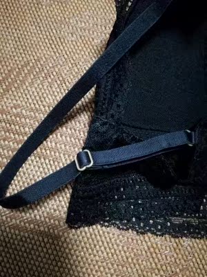 很柔软！而且没有味道特别好，蕾丝部分也是很软不扎，穿着很舒服