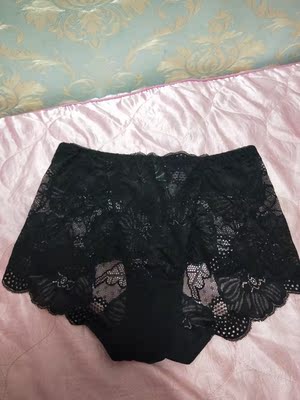 我买过他家几款蕾丝的，很软和不扎肉而且穿着透气，深浅色混洗不褪色。之前买的穿这久没抽丝现象，比实体店便宜很多，值得购买😃