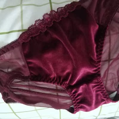 穿起来超舒服的 很透气 不会说穿着闷闷的 有点小性感 这个价格也不会太贵 客服态度也贼鸡儿好  啊哈哈哈 果断关注你们店铺  物流也很快  好评好评好评