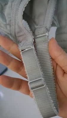 内衣质量很好，内衣里面是纯棉的布料穿着舒服，蕾丝花边穿着好看，不扎人，肩带宽不勒人。值得购买。
