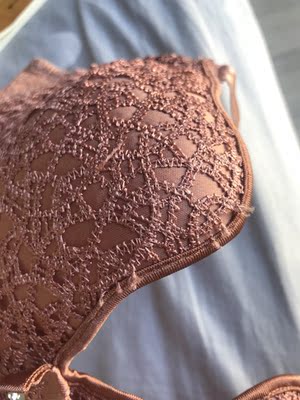 内衣挺好看的，穿着也挺舒服，但是做工质量也要加强一些呀