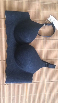 发货快，质量很好，柔软，没有异味。颜色跟图片一样，我拍的灰色的，夏天穿白色T恤也不会透。尺码标准。拢胸效果好。还会再光顾的。穿薄薄的T恤也不会透出文胸的花纹花边什么的。非常圆滑。希望洗后不会走型。收到后直接穿上了。无钢托好清洗，不勒不紧。不用担心胸部的肉肉跑出去了