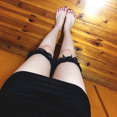 薄薄的面料很舒服 有点点透  拍不太出来透 其实是有点透哒～ 胸小就靠腿撑撑场面 嘻嘻