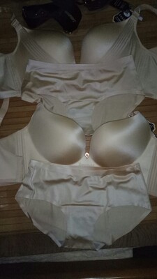 很早就想买这种无钢圈，一片式的内衣了。我平时在网上买都要买E杯的，所以找了好久都没有自己的型号(ಥ_ಥ)。这次听客服推荐，买了C杯，抱着有运费险，不好不合适就退货的心态，买了2个。买想到穿上很合身，摸着有点厚，可穿在身上一点都不闷。太棒了。唯一不足的地方就是，闻着有点味，透了2次水才好点。