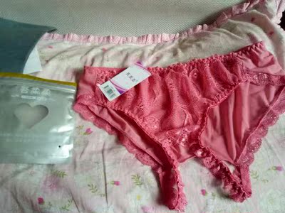 宝贝很好。摸起来很舒服。第一次买情趣内裤，等待穿上给老公惊喜