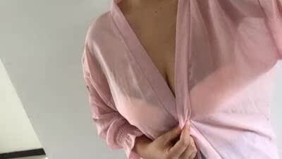 和客服小姐姐拿了穿戴视频观看学穿，还是挺简单的，角度调整合适了，胸贴出效果也是够赞的，胸部聚拢集中的效果实在赞到不行，大胸之兆啊！胸贴的粘性也好好，不容易下掉滑动，胸贴杯面的比我先前穿过的那种硅胶要来得透气，而且戴了一天皮肤没有痒什么的，胶面质量不错，挺满意的。