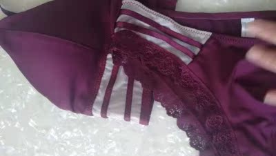 很性感?哦！细节很到位。薄厚刚刚好，上身完美。颜色正，尺码正。质量好。OK