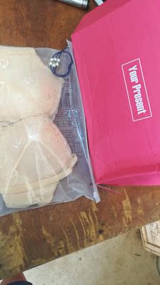 宝贝收到尺码合适点上身效果不错，店家还送有小礼物哦满意