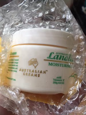 还没有用,没法评价,只是收到后很奇怪罐子的接缝处居然印字,让我直觉对真伪开始怀疑,因为家里用剩的已经装到小瓶里,原包装被扔了,所以也没法比较。 不过店家既然说买六罐从澳洲直邮,联系客服也跟我说不信可以买六罐从澳洲寄给我,我也不能再质疑了。 当初在澳洲超市里无意间看到买下来时就是觉得很便宜(才几块澳元),所以觉得造假也赚不了多少,不太会是假的才上淘宝买的。 还没有用,没法评价,只是收到后很奇怪罐子的接缝处居然印字,让我直觉对真伪开始怀疑,因为家里用剩的已经装到小瓶里,原包装被扔了,所以也没法比较。 不过店家既然说买六罐从澳洲直邮,联系客服也跟我说不信可以买六罐从澳洲寄给我,我也不能再质疑了。 当初在澳洲超市里无意间看到买下来时就是觉得很便宜(才几块澳元),所以觉得造假也赚不了多少,不太会是假的才上淘宝买的。