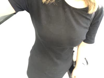 设计上是下了点功夫的、比较能突出身材、质量再下功夫就更完美了！卖家人不错