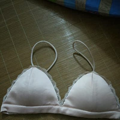 实物和描绘的一样，适合ab杯穿，不是聚拢的，客服态度很好，配吊带是不错的选择。