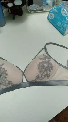 很薄很软很舒服,颜色特别好看,手感很好。穿内衣么就是要自己高兴,穿这件衣服我就觉得特别开心 很薄很软很舒服,颜色特别好看,手感很好。穿内衣么就是要自己高兴,穿这件衣服我就觉得特别开心