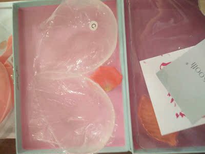 婚礼选的婚纱太大胆了，找几天，终于找到一个完全隐形又可以露深V的胸贴,赠品好周到，送了乳头贴，清洗香皂，收纳包。店家给我用了新的配套吸塑。整体逼格很高