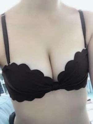 内衣超好看的，不起球不变形，料子摸起来很舒服。所以穿上也很舒服。夏天冬天都能穿，不会闷。黑色痕性感哦，颜色也很正，没有色差，穿身上非常透气贴身也不嘞，而且很收副乳，尺码很准，款式也很好看，没想到物超所值，穿着真的好舒服。