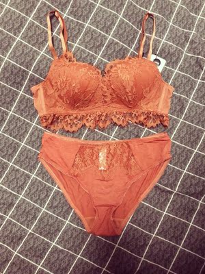 👀👀👀非常非常漂亮的一个砖红色,第一次买这种颜色的内衣啊,虽然实物的颜色偏暗一点,并没有商品描述那么亮,我拍的也实物图有加了滤镜看起来也偏亮一点,怎么说呢,实物颜色是有点偏橘的砖红色,反正就是挺好看的啦,内衣的料子应该是纯棉的,摸起来还挺舒服的,不过个人感觉夏天这个料子穿着会比较热哦,冬天穿就很棒啦! 👀👀👀非常非常漂亮的一个砖红色,第一次买这种颜色的内衣啊,虽然实物的颜色偏暗一点,并没有商品描述那么亮,我拍的也实物图有加了滤镜看起来也偏亮一点,怎么说呢,实物颜色是有点偏橘的砖红色,反正就是挺好看的啦,内衣的料子应该是纯棉的,摸起来还挺舒服的,不过个人感觉夏天这个料子穿着会比较热哦,冬天穿就很棒啦!