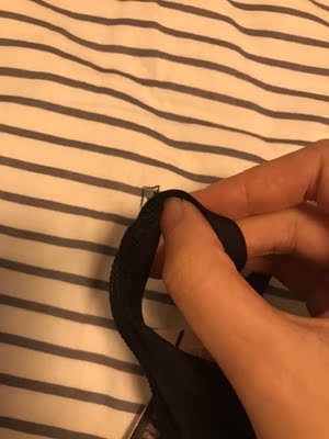 首先是吊牌 原本的价格被斯了了 后面一张牌补上的 买设计了 质量特别差 根本不值这个价钱 全部是线头 特别差