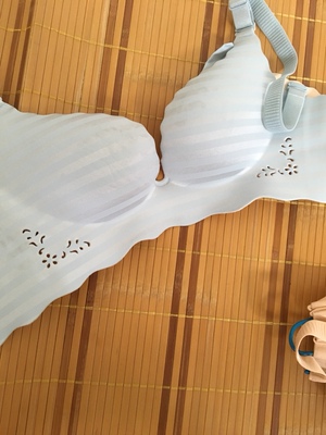 料子摸起来很舒服，而且一点色差都没有，颜色特别合我心意，摸上去 滑 滑的特别舒服，质量很好，穿在身上特别舒适，很舒适，穿上没 束缚感非 常舒服像没穿一样不紧绷很舒适不勒胸 ，自由自在