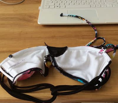 质量真是很差呀！ 胶做的扣子，很多线头，车工马虎。 一穿上，把胸压扁，像个受气包一样，非常搞笑和难看。虽然几十块，不能有什么高要求，但是你写着原价二百多，那几十块是特价，我就希望那个应该有二百多块钱的品质。很遗憾，那是很差劲的泳衣。