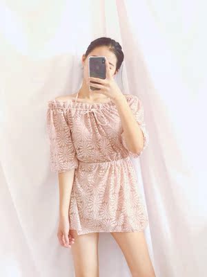 拍下很快就收到了，特别可爱的一身泳衣，三件套很适合微胖的女生，胸垫很厚显身材哦～纱料特别软，期待穿它去泳池啊～