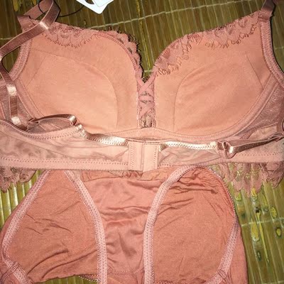 款式设计很好看,但对比这个价钱来说我觉得质量首先是很一般的。第一:内衣带子的后调设计不是很好,肩带也是比较松。第二:内衣里衬质量看图三原机无滤镜的。布料一般还能隐约看得到那种毛球一般。第三:内衣的定型调整不是很好。最满意也就是内衣的款式和颜色。所以综合来说中评。它家店铺里还有另几款内衣我看里衬是光滑那种是不错的。认真评价希望帮到你们的选择 款式设计很好看,但对比这个价钱来说我觉得质量首先是很一般的。第一:内衣带子的后调设计不是很好,肩带也是比较松。第二:内衣里衬质量看图三原机无滤镜的。布料一般还能隐约看得到那种毛球一般。第三:内衣的定型调整不是很好。最满意也就是内衣的款式和颜色。所以综合来说中评。它家店铺里还有另几款内衣我看里衬是光滑那种是不错的。认真评价希望帮到你们的选择