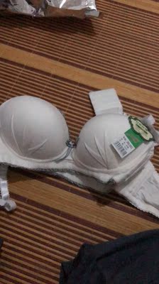 内衣收到了 蛮好的 摸着面料也舒服 透气轻薄 快递也蛮快的 内衣收到了 蛮好的 摸着面料也舒服 透气轻薄 快递也蛮快的