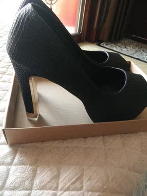 鞋子收到 穿了两天才来评论 我的脚特别肥 实体店里很难买到合适的鞋子 这次购物体验不错 穿着略大了一点 店家还贴心的送了后跟贴跟桂花香袋