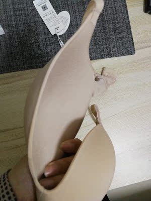 网上买内衣难买，这次买小了点，两边包不住，不过面料还是挺舒服，跟图片一样！有质感