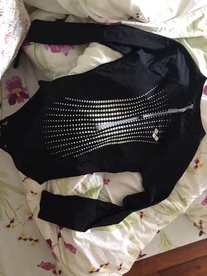 穿着显瘦，袖子和之前评论说的时候有点长，因为5月底去的海岛，考虑防晒就买了这种，但因为连体上厕所就有些不方便了，价格也没有618优惠