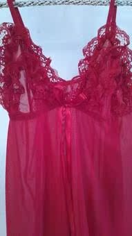 拍的衣服收到了。穿在身上很性感?。客服的态度很好。下次还会买包装很漂亮，谢谢卖家的小礼物宝贝收到了，质量好，颜色好，穿在身上的效果更好，本人十分满意，祝店家生意越做越大越做越红火。