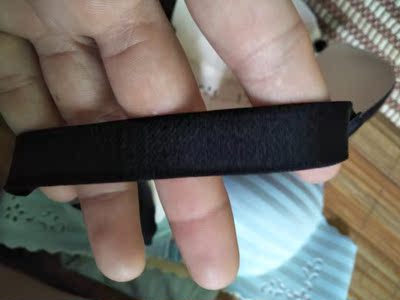 内衣非常紧绷，不怎么好，睡觉内衣带子有点勒人，内裤也是弹力比较大，紧身衣的感觉，前扣太硬了会有印子，不过整体做工挺好的