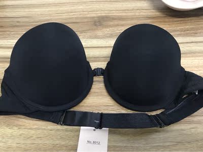 黑色厚一些，穿着很舒服，厚度夏天可以接受。聚拢效果相当好，前扣也很方便穿。里面还可以放插片，不错。