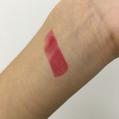 可以说是你们家小小的骨灰粉啦 谢谢你们送我的口红 颜色我很喜欢 有股淡淡的巧克力味 不是假的哟 这个买来露肩时穿的 质量还是可以的