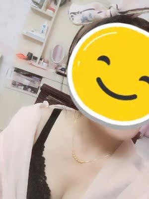 真的好舒服，二代，三代。肤色黑色各一个。比我买的那些加厚款还要聚拢，而且还比较显胸。小胸都能穿出深沟来