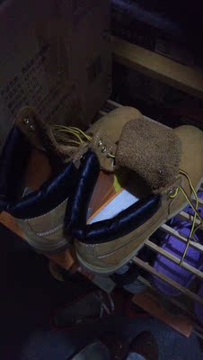 比正常码大，商家说可以换，本来想换但嫌麻烦，还是算了。买了后跟贴用，再垫个鞋垫，算是不晃荡了，大一点也好，冬天可以穿厚袜子。其他挺好，牛皮味，拉风。就是穿着沉，爬山涉水肯定累，后脚跟磨脚，不是很跟脚，用了后跟贴好点。现在穿热，天冷再试试，原来没穿过这种鞋，有点不习惯。