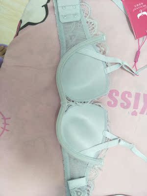 内衣小小的一只，穿上不空杯很舒适，底围合适，照片有色差，实物是浅银灰色，超好看(*&sigma;&acute;&forall;`)&sigma;