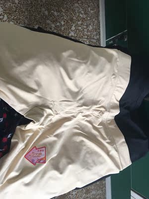 真的是物超所值，便宜又耐穿，很喜欢，居然能质量这么好，反正我觉得挺值的，弹力也很大，很舒服，贴身的不卷边。每年吹空调腿不舒服，今年夏天不怕了，薄薄的也不会太热。跟图上描述的款式颜色一样，很满意。