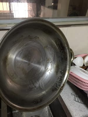 清洁膏真的好好用呀。盖着锅盖煮东西水煮干了锅盖变成这样了，买了清洁膏回来立马就用了。不锈钢的锅子在明火上煮就会变成这样。