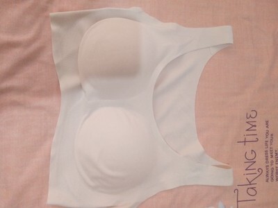 本来只想买两件，为了参加店铺满赠又多买了件新品129块钱的。内衣总体来说是不错的。无论是上身还是包装都很满意。和页面介绍说的一样，舒适无痕，不会勒出一道一道的痕迹。非常不错。