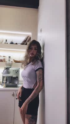 今年特别流行这种款式，两边镂空绑带不会太露又带点小性感，连体衣下方是按钮，比起那种全连体去个卫生间方便很多，紫的颜色也不会让人肤色黑，最主要的是显胸特显胸，小胸妹子一定要选这款