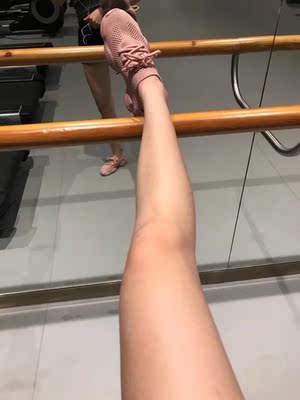 好看。等下个月回学校就再买一双。就是那个鞋口太松了有待加强