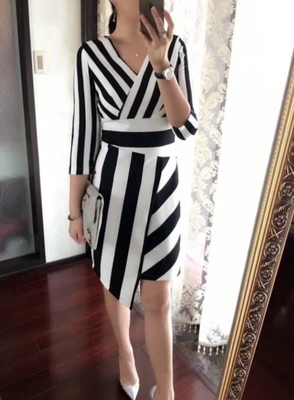 刚开始不会穿，咨询了客服，客服很贴心的发了穿戴的视频，自己照着视频贴了两三次效果棒棒哒。胸贴质量很好，和描述图片一样，质感和粘贴性都很好，码数也很标准，穿了一天还很粘，出汗也没有掉，穿了后配裙子很美，贴的时候要竖着贴，聚拢效果会更好些，这个比我在实体店里买的还好，很合适，很柔软，亲肤，有聚拢的效果，穿上很舒适，发货也很速度，赞~东西不错，物美价廉。谢谢客服发的视频链接，第一次使用，果然不错哦，意外的惊喜呢，嘻嘻。