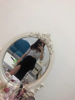 连衣裙款式简单大方，料子柔软，上身很性感，显瘦显身材，很喜欢！