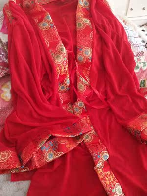 睡衣很漂亮，做工也很好！沙很柔软穿在身上很舒服，老公说很漂亮我很开心！卖家服务很好物流也快！和图片一样！