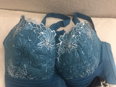 第一次购买这个品牌的内衣,这款颜色蛮特别的,实物和图片相符,聚拢效果好,感觉这款尺寸偏小了点 第一次购买这个品牌的内衣,这款颜色蛮特别的,实物和图片相符,聚拢效果好,感觉这款尺寸偏小了点