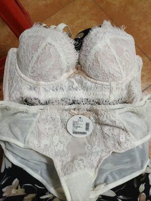 买了三套，红色这套最跟价格匹配的了，款式好看，穿上很聚拢，做工精细，料子也选用适当，穿着舒服，很满意，希望穿久也能舒适，不会勒胸哟，棒棒哒！物流很快，包装盒很高档，有好的产品继续捧场。